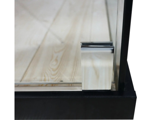 Detailaufnahme einer Vitrine mit Glaselementen und Metalleinfassung