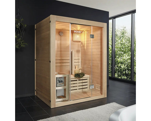 Innenraumsauna mit Glasfront und Holzelementen in einem Badezimmer