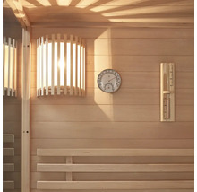Innenansicht einer Sauna mit Holzverkleidung, Lampe, Thermometer und Hygrometer.