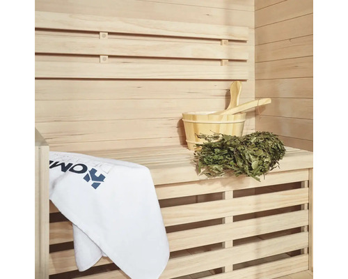 Sauna mit Holzwand, Holzeimer, Schöpfkelle, Birkenzweig und Handtuch