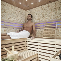 Sauna mit Holzverkleidung und entspannendem Mann