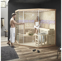 Helle Sauna mit Holzbänken und Glasfront in einem Badezimmer mit zwei Personen.