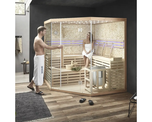 Helle Sauna mit Holzbänken und Glasfront in einem Badezimmer mit zwei Personen.