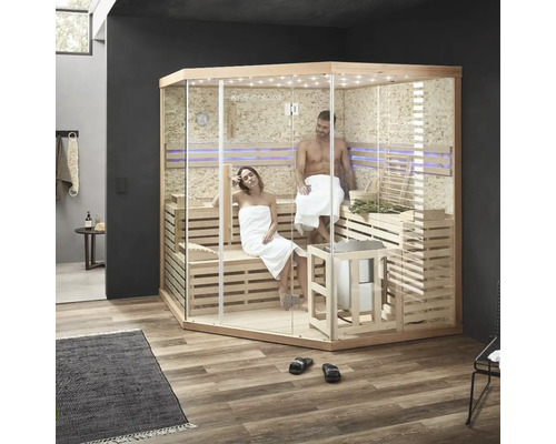 Innenansicht einer Sauna mit zwei entspannten Personen auf Holzbänken