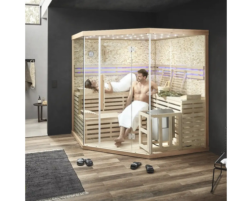 Innenaufnahme einer Sauna mit zwei Personen, Holzbänken und Glaswänden