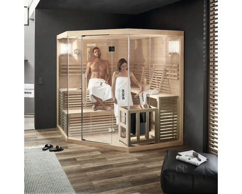 Helle Sauna mit Glasfront und zwei Personen im Innenraum
