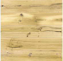 Holzboden aus Eiche mit Astlöchern und Maserung