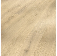Gros plan de planches de parquet en bois posées.