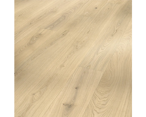 Gros plan de planches de parquet en bois posées.