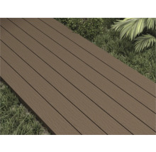 Planches de terrasse en bois sur l'herbe