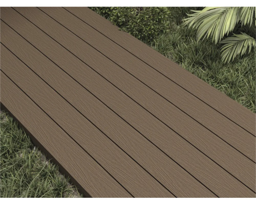 Planches de terrasse en bois sur l'herbe