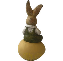 Dekorativer Hase auf einem Ei als Osterdekoration