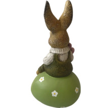 Osterhase auf Osterei-Dekoration, Gartendekoration