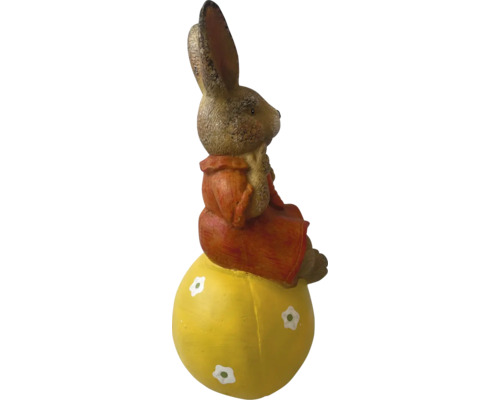 Osterhase Figur auf gelbem Ei sitzend als Dekoration
