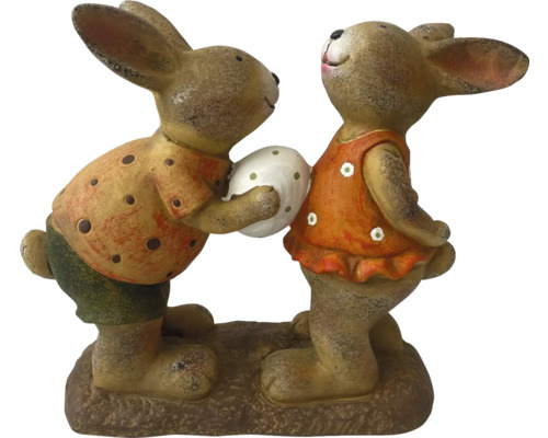 Décoration de Pâques avec deux figurines de lapins, dont l'une offre un œuf de Pâques à l'autre