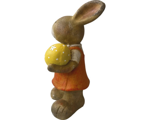 Figurine de lapin décorative tenant un œuf orné dans ses bras.