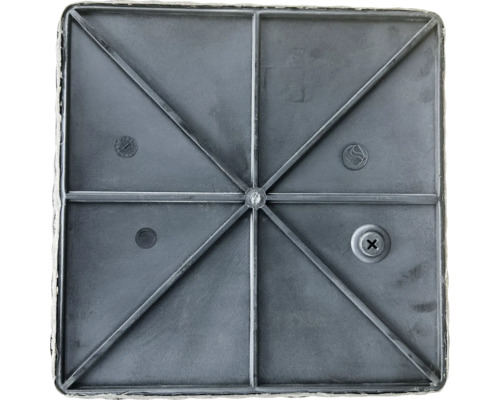Vue détaillée d'une plaque carrée avec des entretoises