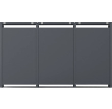 Drei graue Sichtschutzelemente aus Metall bilden eine Wand.
