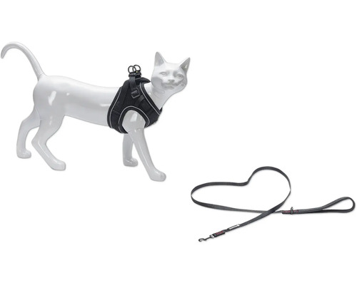 Harnais pour chat avec laisse sur une poupée de chat