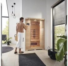 Mann bedient eine Home Deluxe Infrarotsauna in einem Badezimmer