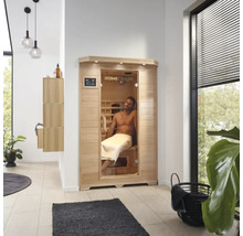 Innenraumaufnahme eines Badezimmers mit einer Home Deluxe Sauna und einem Mann mit einem Handtuch