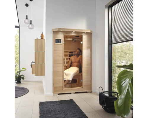 Innenraumaufnahme eines Badezimmers mit einer Home Deluxe Sauna und einem Mann mit einem Handtuch