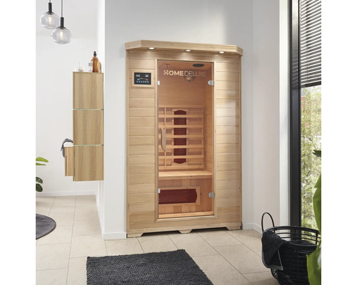 Holz Sauna mit Glastür und Steuerungselementen im Badezimmer