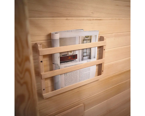 Magazinhalter aus Holz an einer Holzwand mit Zeitschrift