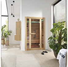 Heller Raum mit Home Deluxe Sauna, Pflanzen und Badezimmermöbeln.