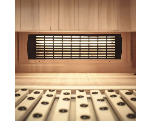 Innenraum einer Sauna mit Holzverkleidung und Lüftungsgitter