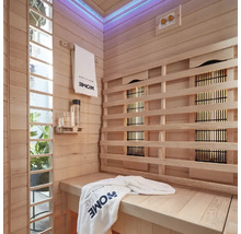 Innenraum einer Sauna mit Holzverkleidung, Sitzbank und Infrarotstrahlern
