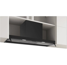 Wandhaube mit transparentem Visier zwischen weißen Küchenschränken