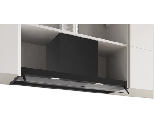 Wandhaube mit transparentem Visier zwischen weißen Küchenschränken