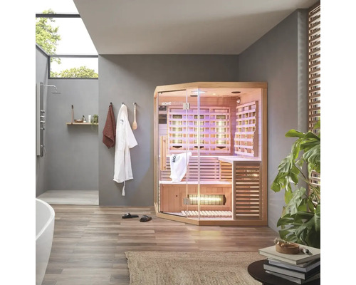 Badezimmer mit Sauna, Dusche, Badewanne und Handtüchern