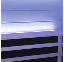 Holzverkleidung mit horizontalen Lamellen und Beleuchtung