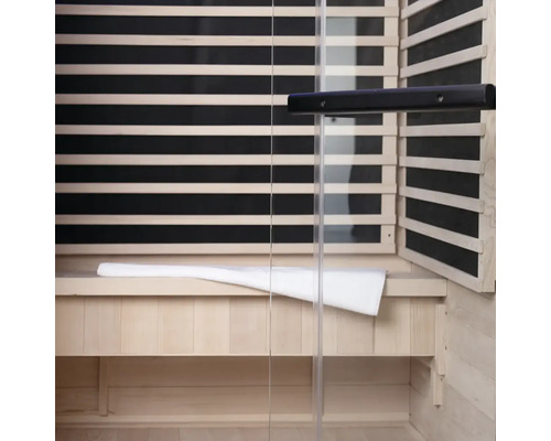 Innenansicht einer Sauna mit Holzverkleidung, Glasfront und einer Bank mit Handtuch