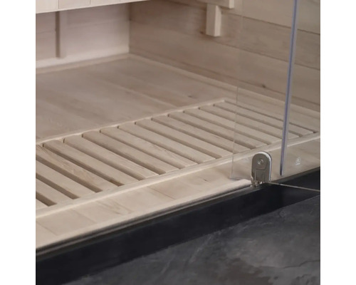 Detailansicht eines Saunainnenraums mit Holzboden und Glastür
