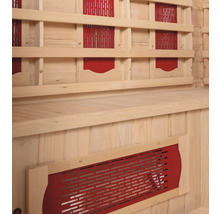 Innenausstattung einer Sauna mit Holzverkleidung und Sitzbank