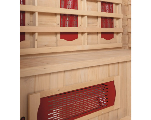 Innenausstattung einer Sauna mit Holzverkleidung und Sitzbank