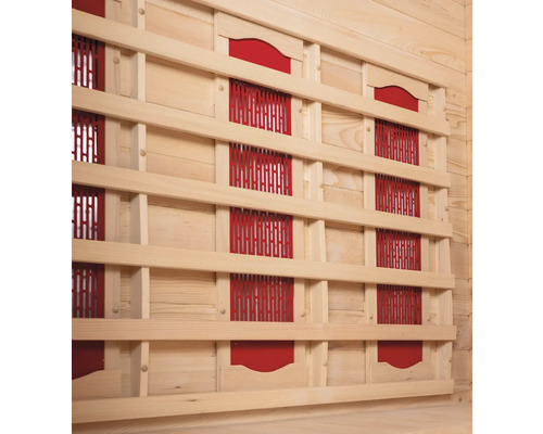 Innenansicht einer Sauna mit Holzverkleidung und Infrarotstrahlern