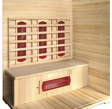 Innenansicht einer Sauna mit Holzverkleidung und Infrarotstrahlern