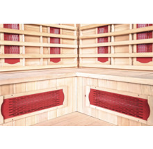 Innenansicht einer Infrarotsauna mit Holzbänken und Heizpaneelen