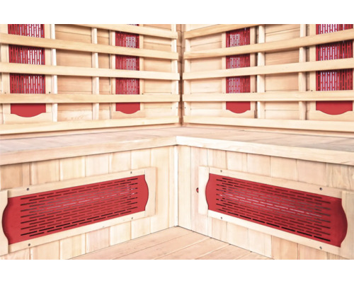 Innenansicht einer Infrarotsauna mit Holzbänken und Heizpaneelen