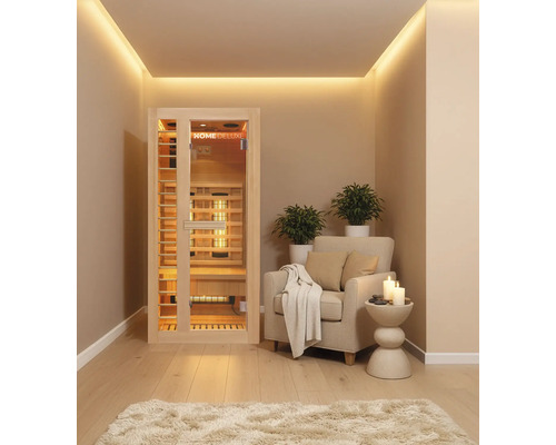 Innenraum mit Home Deluxe Infrarotsauna, Sessel und Beistelltisch