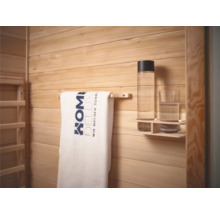 Handtuch mit Hornbach Logo, Trinkflasche und Glas im Saunabereich