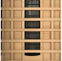 Nahaufnahme der Holzstruktur einer Sauna mit Lüftungsgitter.