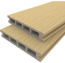 Zwei WPC Terrassendielen gestapelt