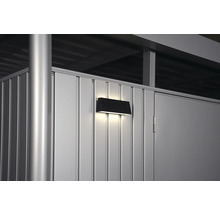 Aussenwandleuchte an einer Metallwand