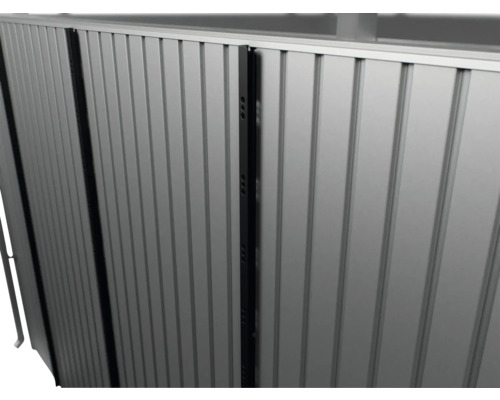 PV Montage Vorbereitung Biohort GHA, GHH, GHP 3 x 4 x 187 cm schwarz Detailaufnahme eines Metallrollladens