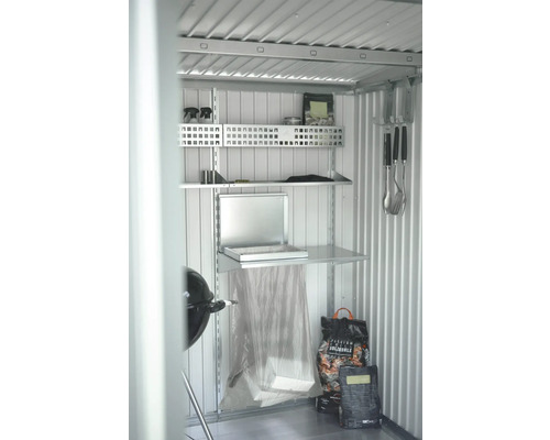 Aufbewahrungssystem im Gartenhaus mit Regalen und Grillzubehör